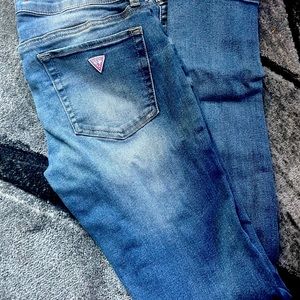 Women’s GUESS skinny jeans